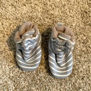 Nuby Gray Striped Plush Booties 6-12 Months